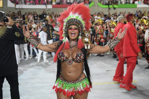 Modelo Viviane Araújo como rainha de bateria da escola de samba Acadêmicos do Salgueiro, posto que ocupa desde 2008.