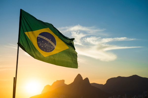 Bandeira do Brasil hasteada em texto sobre curiosidades sobre o Brasil
