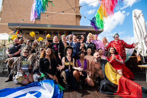 Pessoas fantasiadas no Carnaval da cidade de Sydney, na Austrália, na Oceania, uma das comemorações de Carnaval no mundo. 