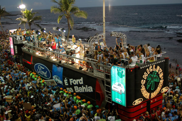 Foliões dançando em frente a trio elétrico no Carnaval do Brasil.