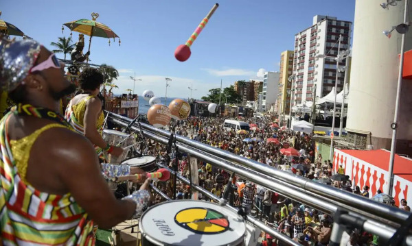 Banda em trio elétrico no Carnaval de Salvador, na Bahia, no Brasil, local da principal comemoração de Carnaval no mundo.