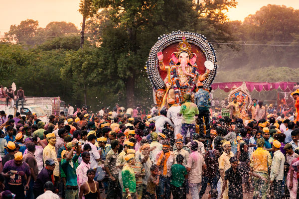 Adoração a Ganesh no Carnaval na Índia, na cidade de Kanpur, na Ásia, uma das comemorações de Carnaval no mundo.