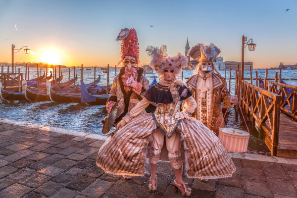 Pessoas mascaradas e fantasiadas no Carnaval de Veneza, na Itália, na Europa, uma das comemorações de Carnaval no mundo.