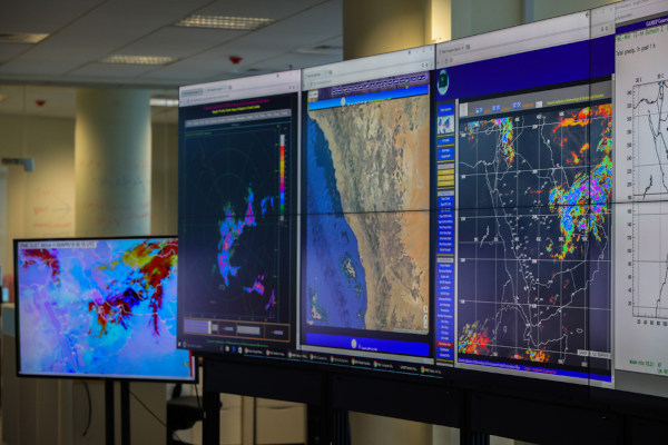 Telas com mapas climáticos em texto sobre cartografia.