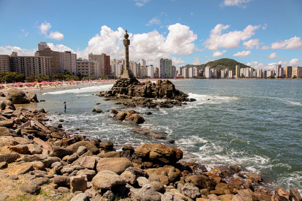 Monumento na praia de São Vicente, uma das curiosidades sobre o Brasil.