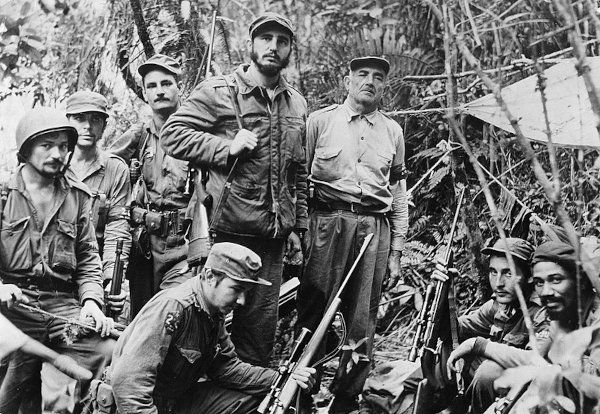 Fidel Castro e seus homens na Sierra Maestra, em texto sobre Fulgêncio Batista.