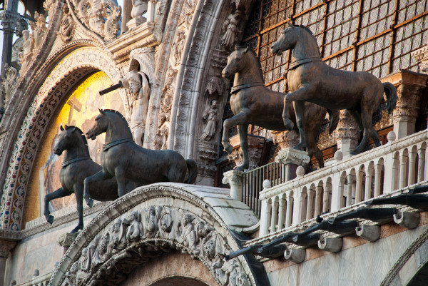 Cavalos de bronze em uma catedral de Veneza, em texto sobre a Igreja Ortodoxa.