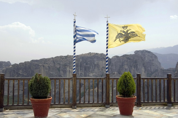 Bandeira da Igreja Ortodoxa Grega ao lado da bandeira da Grécia.