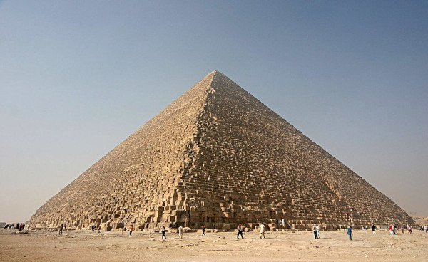 Imagem aproximada da Pirâmide de Quéops, a maior pirâmide do Egito.