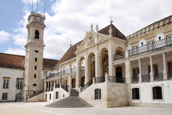 Prédio da Universidade de Coimbra em texto sobre a Questão Coimbrã.