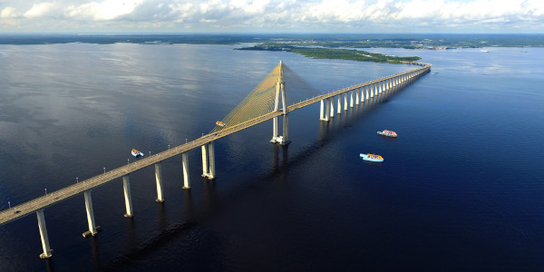 Ponte sobre o rio Negro.