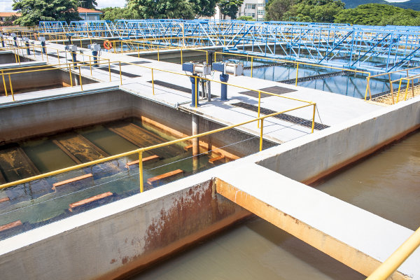 Tanques de tratamento de água e de esgoto, uma das atividades de saneamento básico no Brasil.