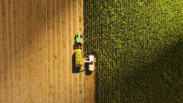 Vista superior de uma colheitadeira, uma alusão a um dos principais elementos do cálculo da pegada ecológica.