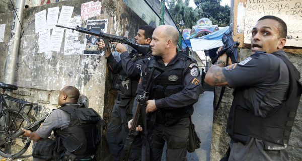 Policiais militares do Rio de Janeiro durante operação em favela, local onde atua o Comando Vermelho. 
