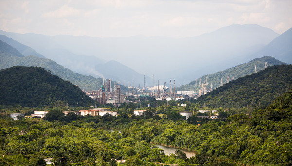 Paisagem cultural de Cubatão (SP), local onde ocorreu um dos maiores desastres ambientais no Brasil.