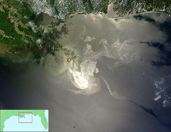 Mancha de óleo causada pelo derramamento de petróleo no Golfo do México (2010), um dos maiores desastres ambientais no mundo.
