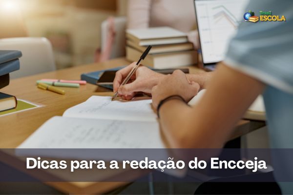 Estudante escrevendo redação em mesa de estudos, texto Dicas para a redação do Encceja