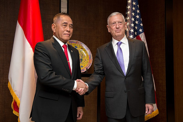Encontro diplomático entre os generais James Mattis e Ryamizard Ryacudu como exemplo de diplomacia.