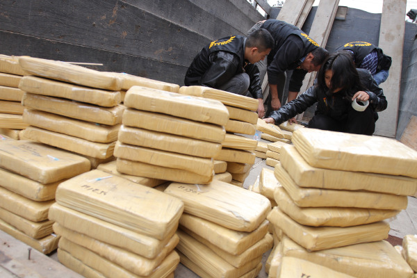 Drogas apreendidas pela polícia, em texto sobre narcotráfico.