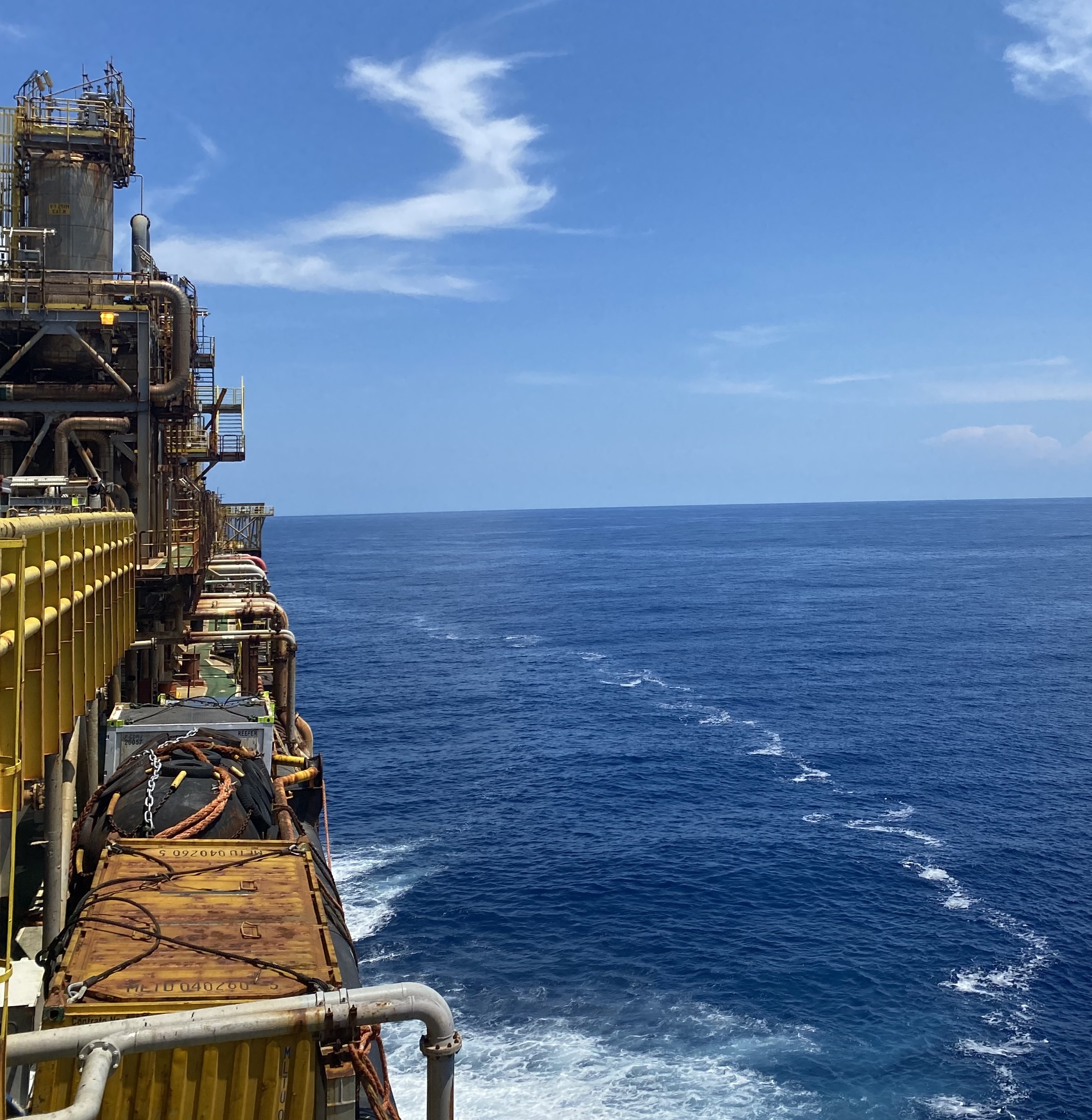 Plaaforma de petróleo e mar