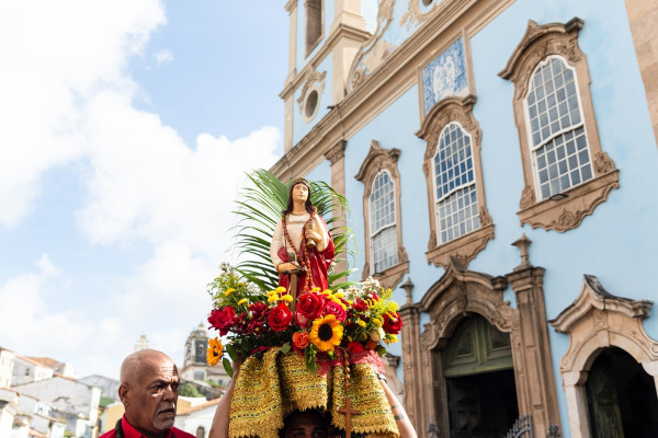 Pessoas carregando uma imagem de Santa Bárbara, a santa católica associada a Iansã (Oyá).