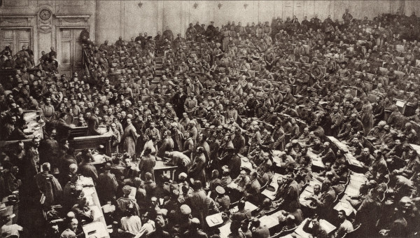 Sovietes reunidos em Petrogrado, no contexto da Revolução de Outubro.