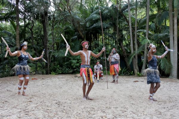 Aborígenes australianos, exemplos de povos originários, realizando ritual.