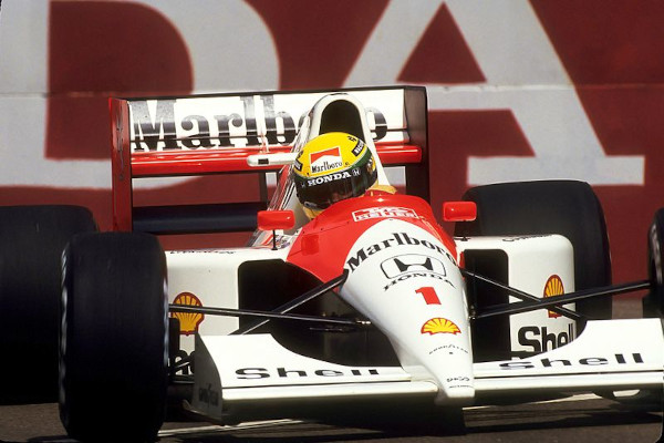 Ayrton Senna competindo pela McLaren na Fórmula 1.