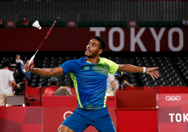 Ygor Coelho, atleta brasileiro de badminton, golpeando uma peteca.