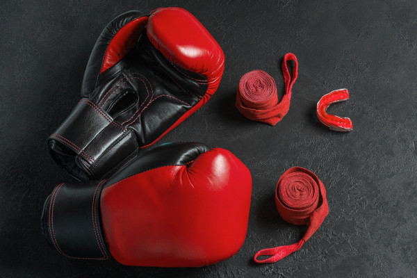  Luvas, bandagem e protetor bucal, equipamentos do boxe.