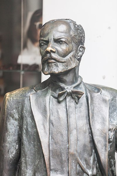 Estátua de Júlio Dinis, um escritor porttuguês.