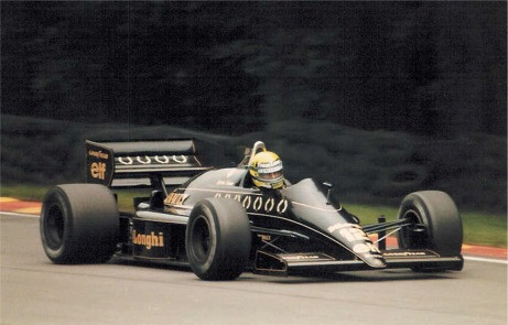 Ayrton Senna pilotando a Lotus 97T na Fórmula 1.