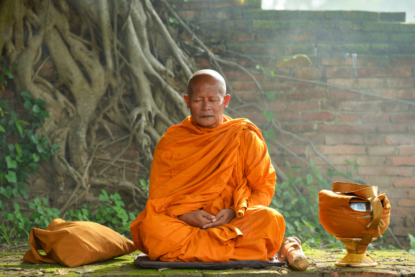 Monge budista meditando, um dos aspectos mais marcantes do budismo.