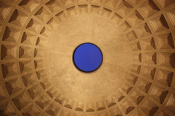 Óculo da cúpula do Panteão de Roma, um exemplo de arte romana.