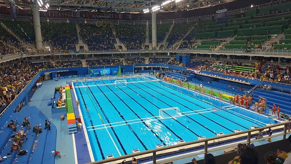 Piscina de polo aquático em ginásio durante os Jogos Olímpicos (Olimpíadas) do Rio.