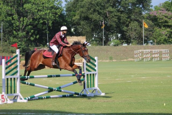 Atleta em prova de salto do hipismo.