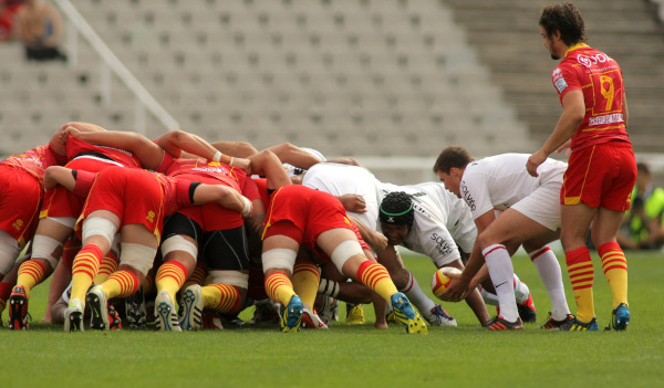 Jogadores de rugby formando túnel.