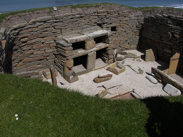 Ruínas de um assentamento neolítico feito de pedras.
