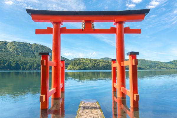 Torii, símbolo do xintoísmo, à beira de um lago.