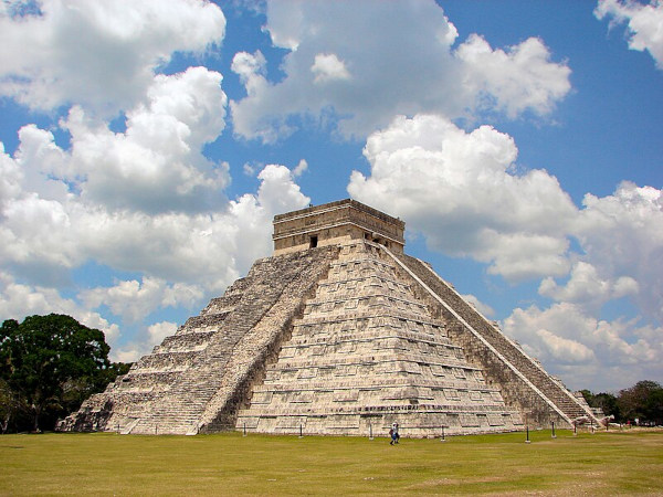 Pirâmide escalonada de Chichén Itzá, localizada no México, uma das 7 maravilhas do mundo moderno.