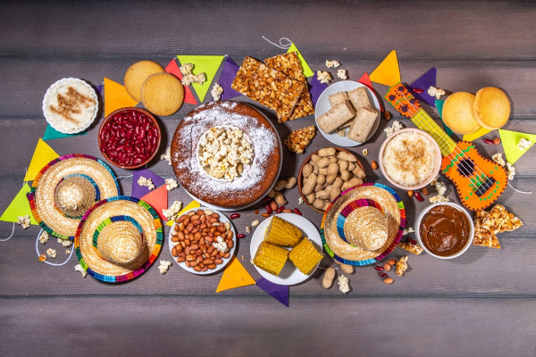 Mesa com diversas comidas típicas da Festa Junina, um dos principais símbolos dessa festividade.