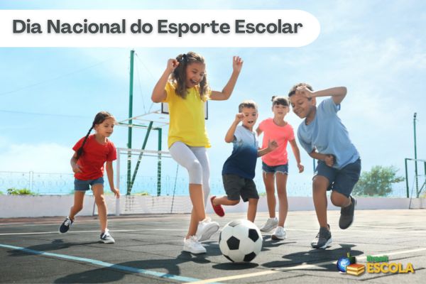 Crianças jogando bola de futebol. Texto Dia Nacional do Esporte Escolar