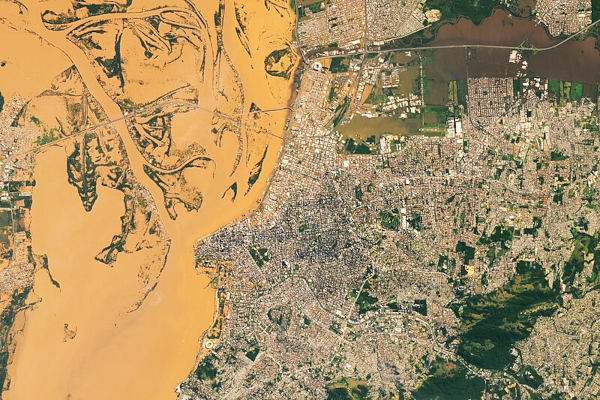 Vista aérea da enchente do Guaíba que atingiu a cidade de Porto Alegre em 2024.