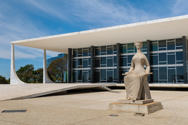 Estátua da justiça na sede da Suprema Corte Federal, a cúpula da justiça no Brasil. [1]