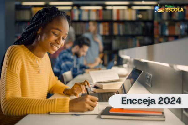 Estudante negra em sala de estudos em frente a laptop, texto Encceja 2024
