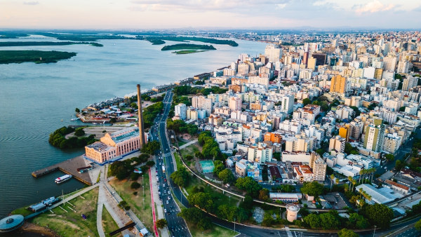 Porto Alegre, no Rio Grande do Sul, sendo banhada pelo lago Guaíba.