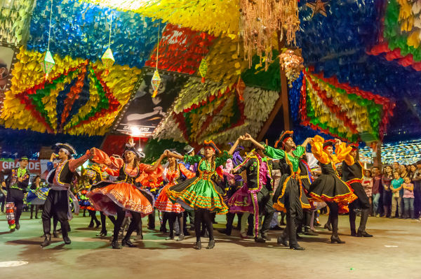 Pessoas dançando quadrilha, uma das brincadeiras que são praticadas durante a Festa Junina.