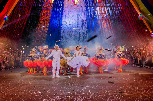 Pessoas dançando quadrilha, um dos principais símbolos da Festa Junina.