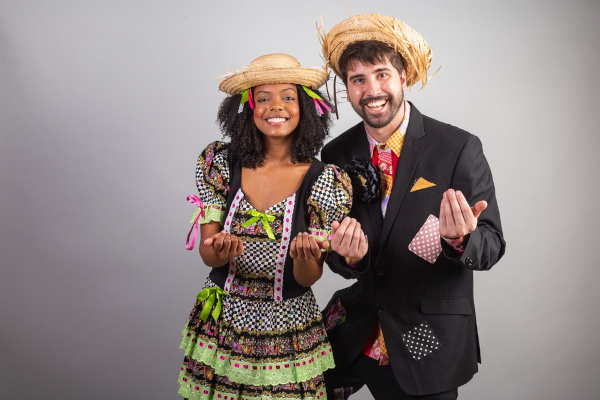 Pessoas usando roupas xadrez e com estilo caipira, um dos principais símbolos da Festa Junina.