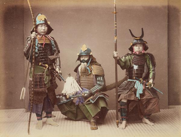 Fotografia de três samurais, a tropa de elites dos exércitos dos daimiôs, ligados ao contexto histórico da Restauração Meiji.